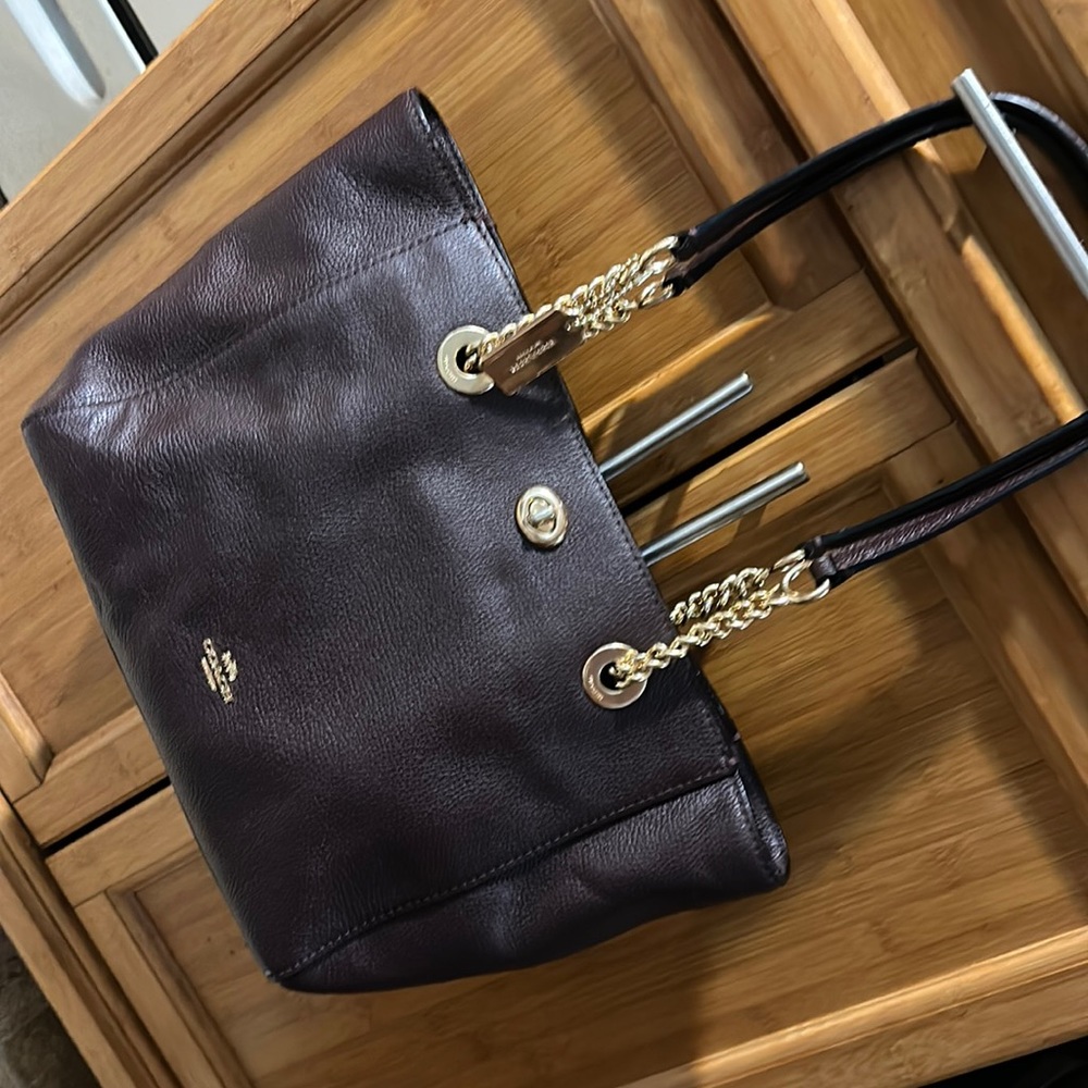 I am selling 100% authentic coach pocketbook, zipper gold hardware!!!!!